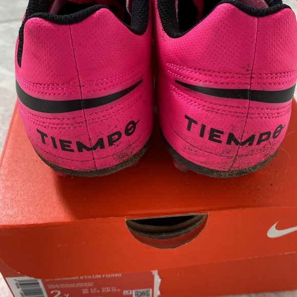 Nike Tiempo Soccer Cleats: size 2y. - Picture 5 of 7